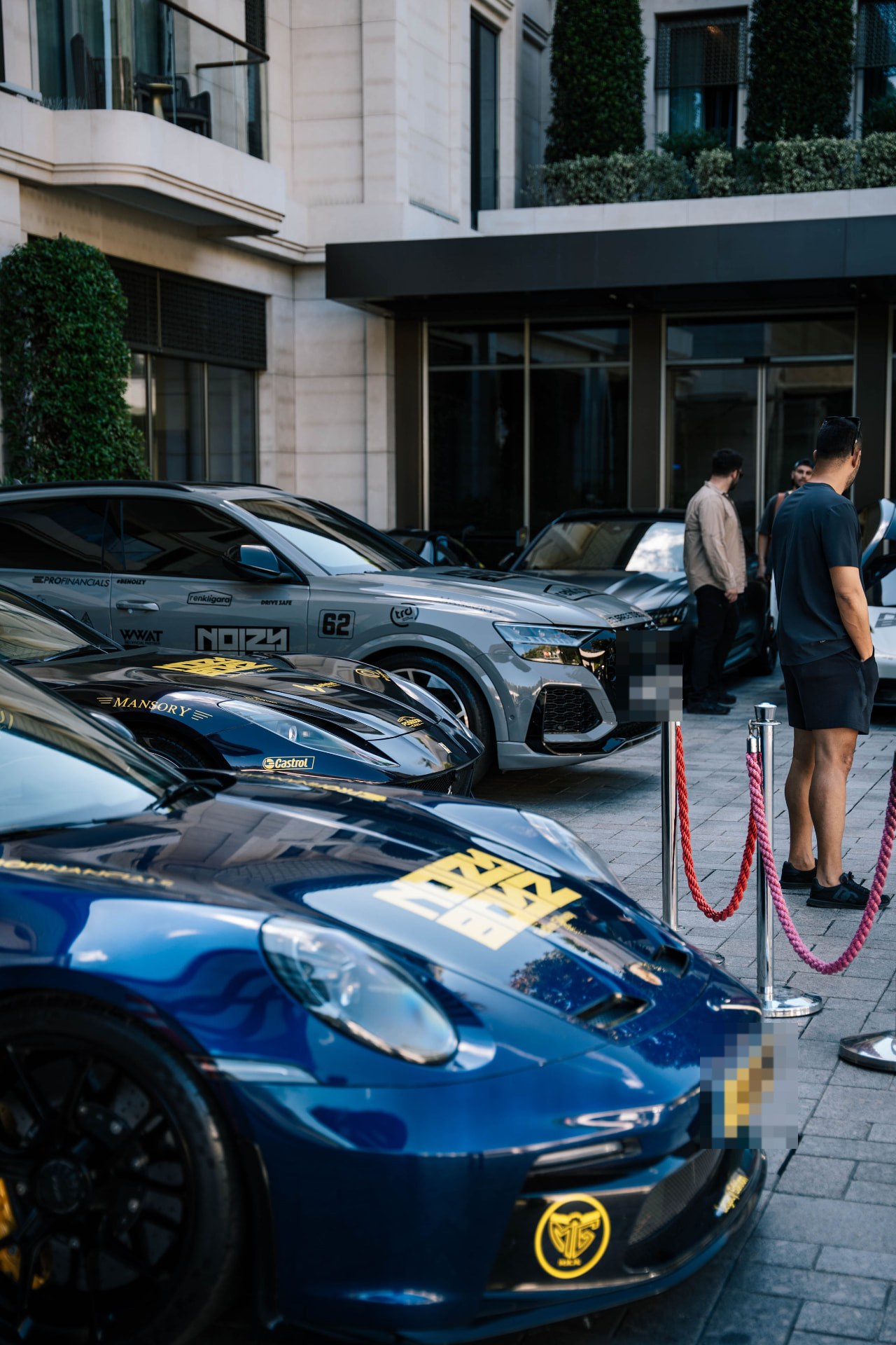 The cars lined up at the hotel